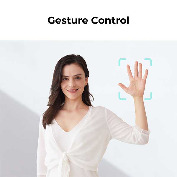 OBSBOT Meet SE's Gesture Control feature, a quick gesture is all it takes to zoom or lock/unlock a framing target