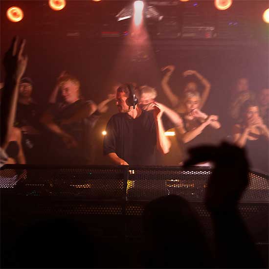Rode NTH-50 Headphone Using DJ Performing Live in a Vibrant Nightclub Atmosphere
